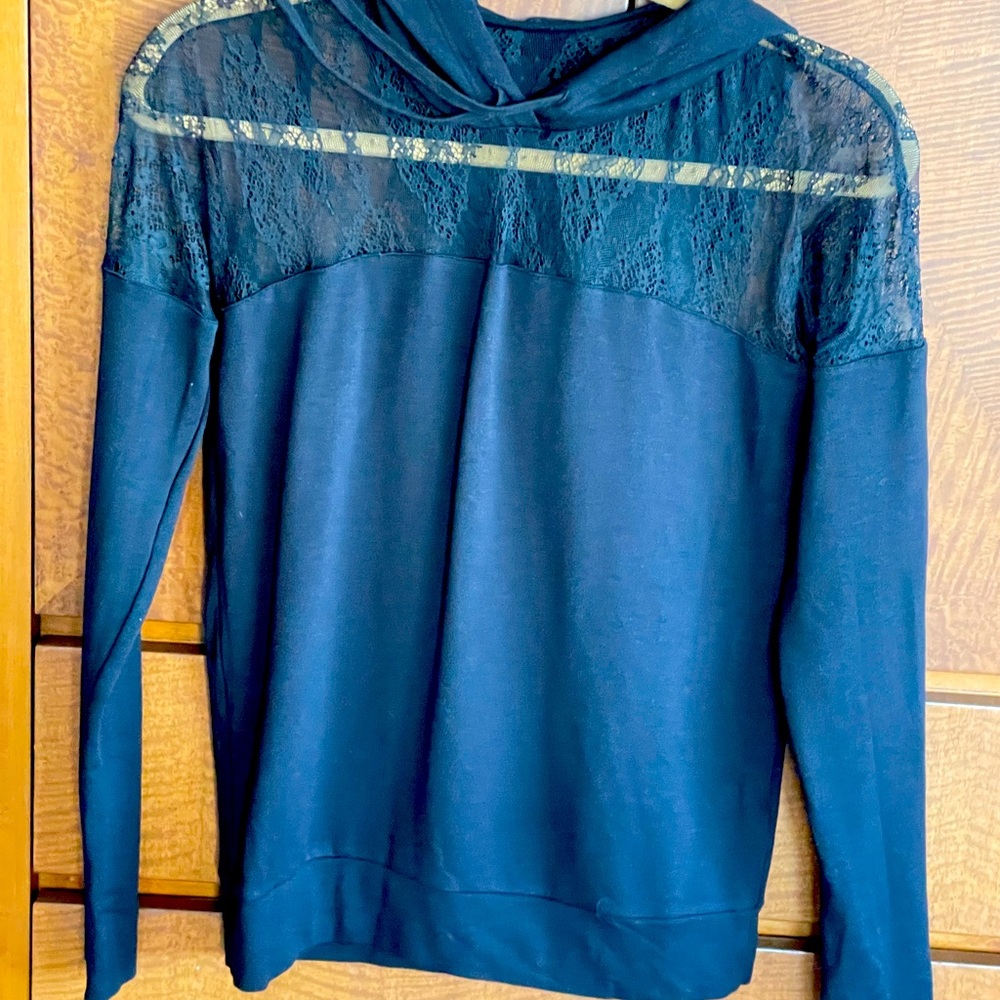 Sweatshirt with lace
